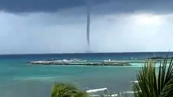 Tromba marina sorprende a bañistas en Xpu-Há