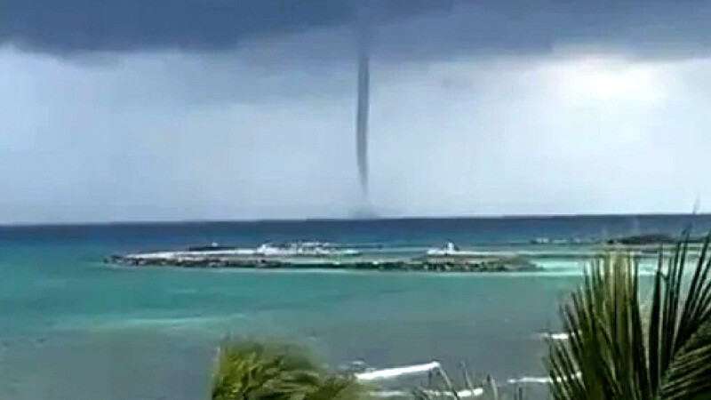 Tromba marina sorprende a bañistas en Xpu-Há