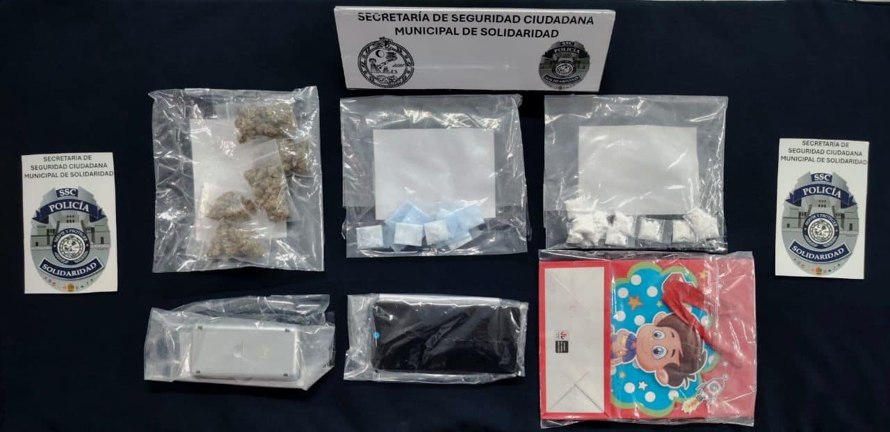 Detenido con droga en la zona turística de Playa del Carmen; a Alexis “N” les decomisaron varias dosis de drogas.