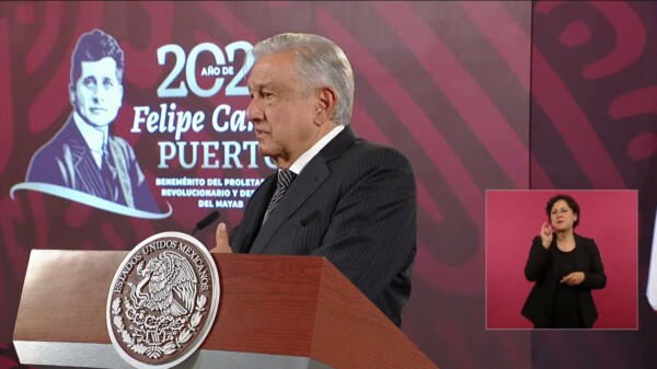 AMLO anuncia aumento salarial de 10 por ciento a los maestros