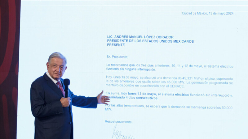 Resta un mes de sesiones para aprobar reformas: AMLO