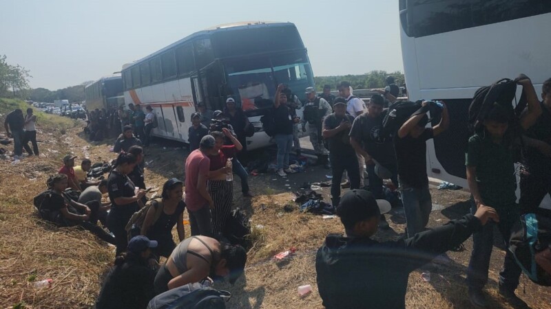 Abandonan en Veracruz tres autobuses con 407 migrantes