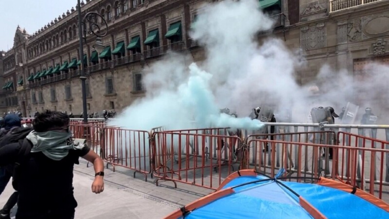 “Grupo de Ayotzinapa, maestros y dirigentes lanzaron petardos”