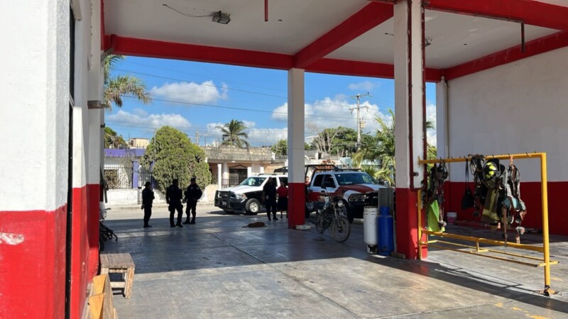 Balean a jefe de Bomberos en la Base 3 de la avenida Chac Mool de Cancún.