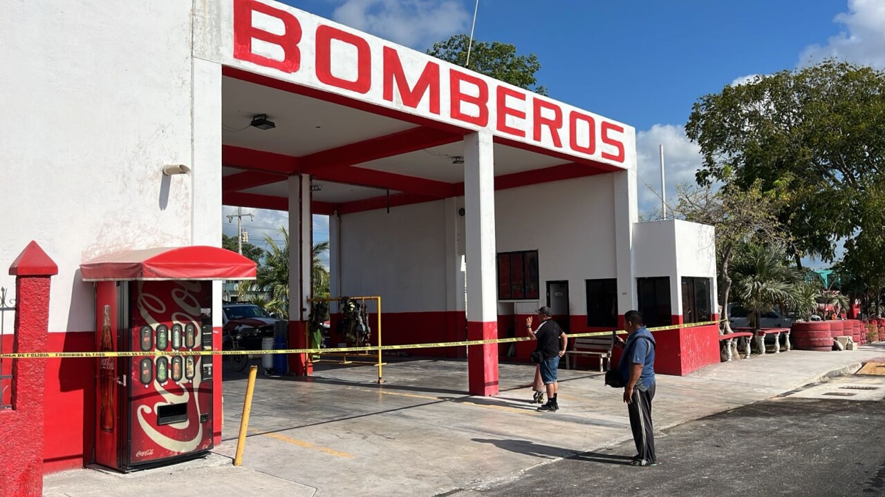 Balean a jefe de Bomberos en la Base 3 de la avenida Chac Mool; sicarios llegaron hasta su oficina y le dispararon en la cabeza y el pecho.