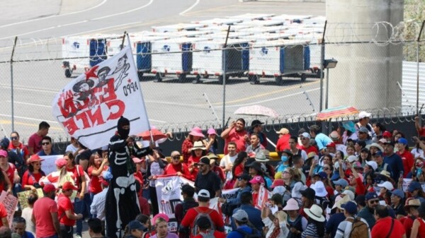 Otorgan a docentes de la CNTE 13 % de aumento
