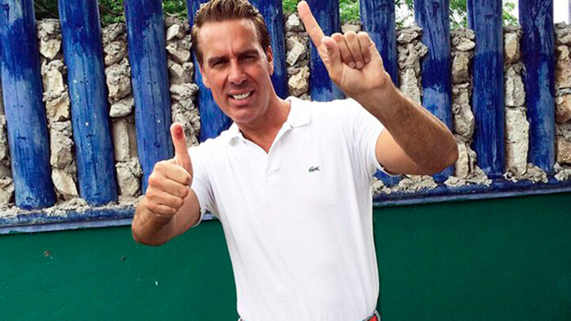 Captan a Raúl Osorio trabajando en impermeabilización de techos en Mérida