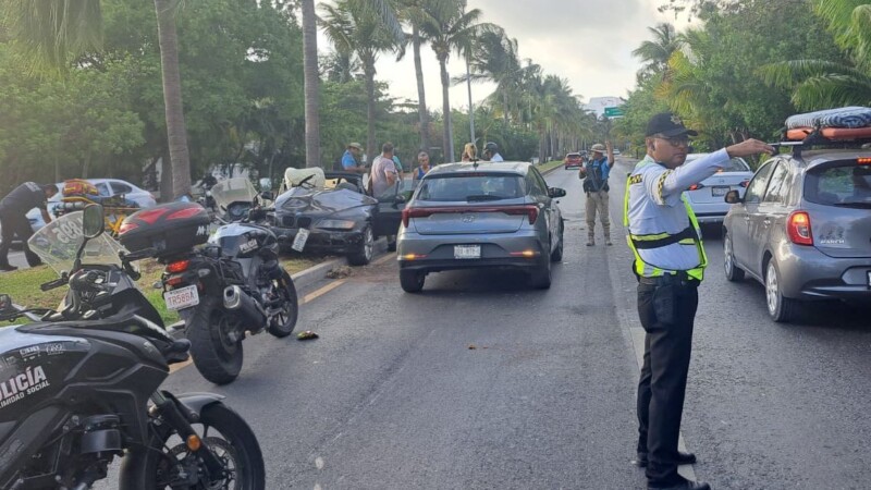 Choca su auto de lujo contra una palmera en la Zona Hotelera de Cancún