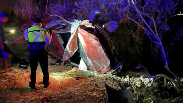 Conductor de un Sentra choca y termina volcado en la López Portillo