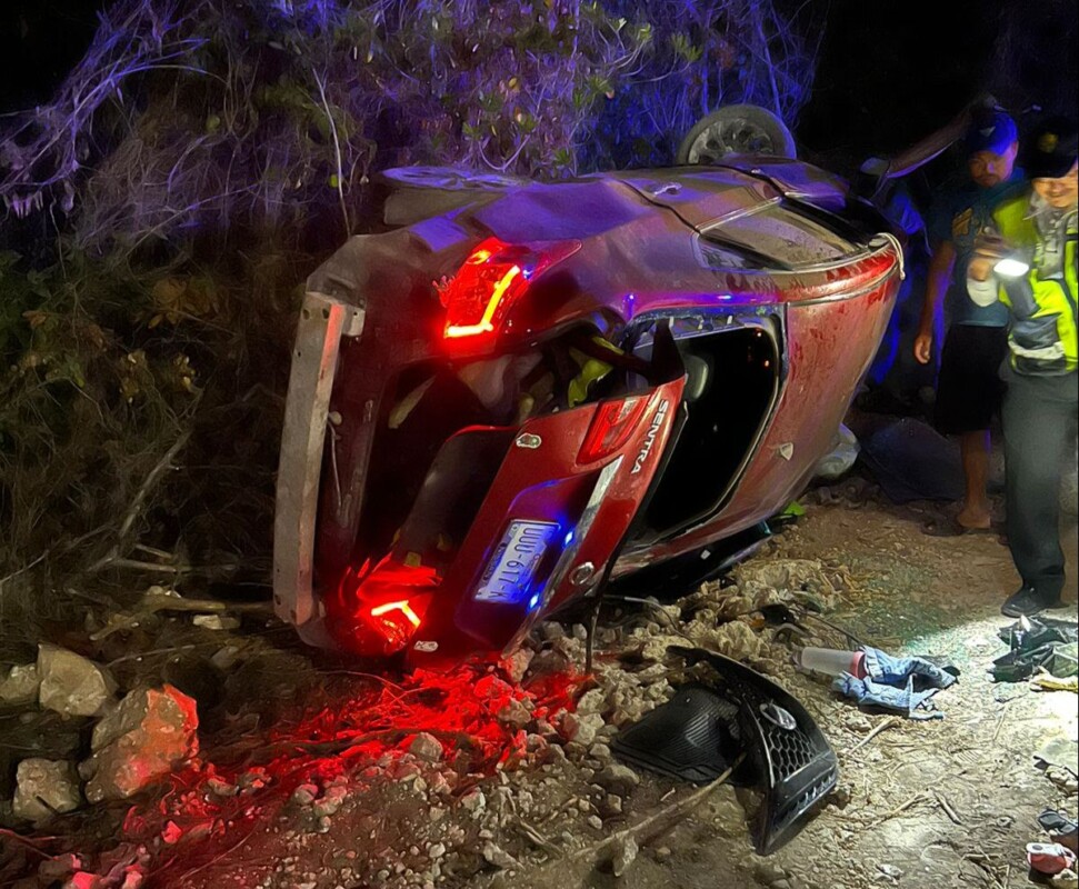 Conductor de un Sentra choca y termina volcado en la López Portillo; de acuerdo con testigos, el conductor salió ileso y abordó un taxi.