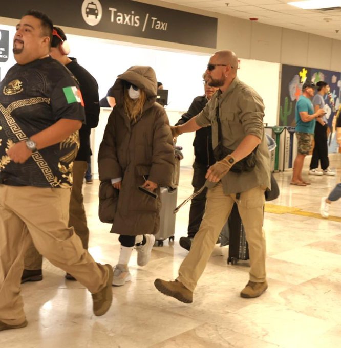 Critican a Paulina Rubio por portar chamarra invernal con clima de 39 grados