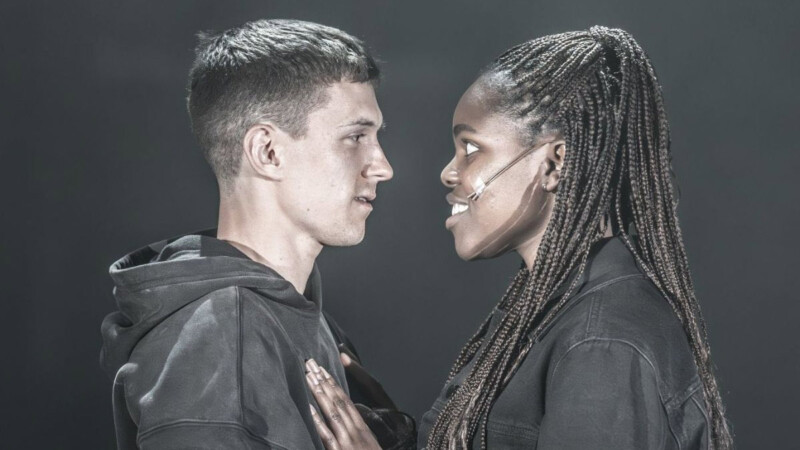 Critican a protagonista de color en 'Romeo y Julieta'