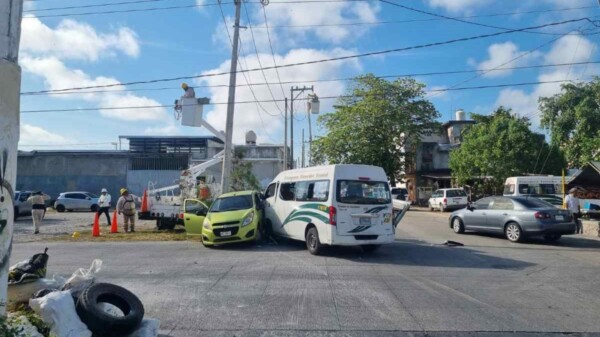 Deja 8 lesionados choque de una combi de TTE en Cancún