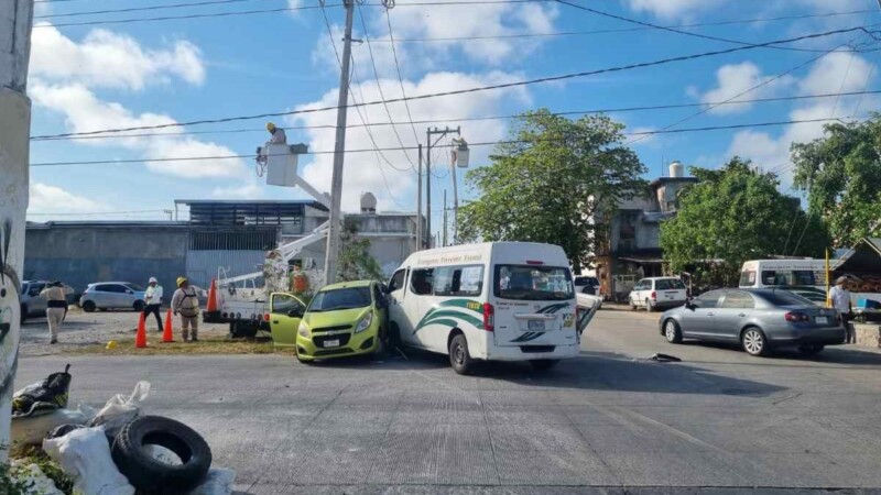 Deja 8 lesionados choque de una combi de TTE en Cancún