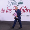 Celebra AMLO Día de las Madres con mariachis y son jarocho