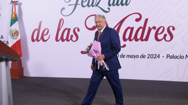 Celebra AMLO Día de las Madres con mariachis y son jarocho