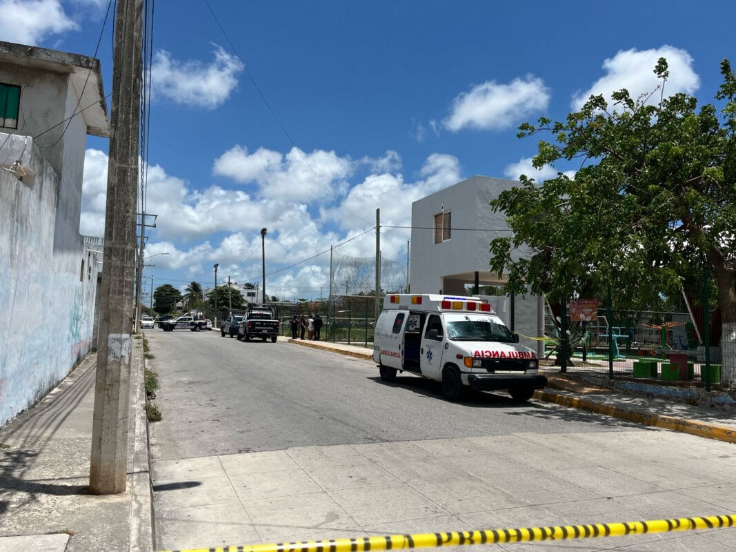 Ejecutan a joven en el campo Las Culebras de la Región 232 de Cancún; la víctima recibió al menos 4 impactos de arma de fuego.