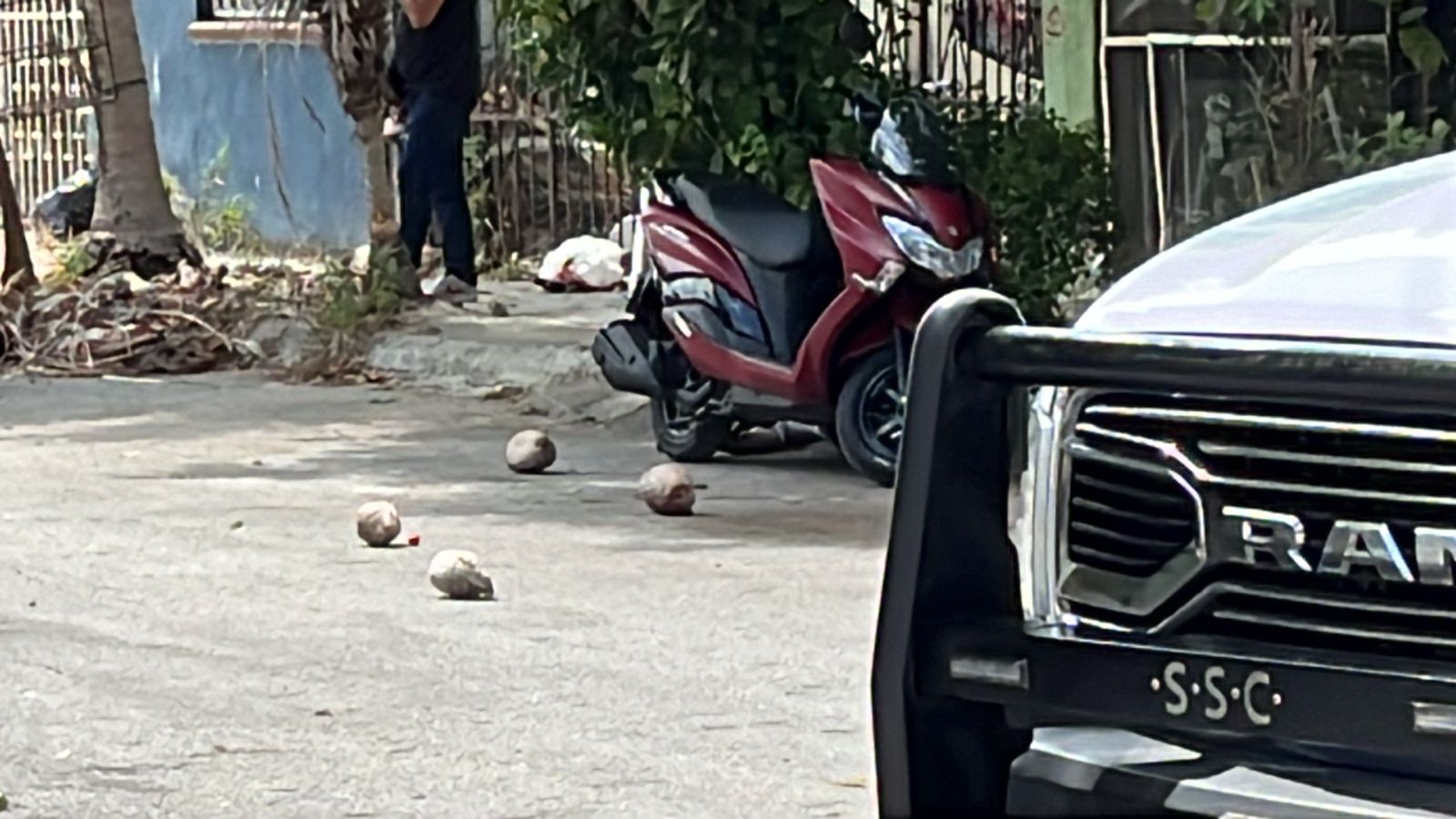 Ejecutan a presunto prestamista de los ‘gota a gota’ en Barrio Maya; la víctima quedó tuirada al lado de una motoneta que se disponía a abordar.