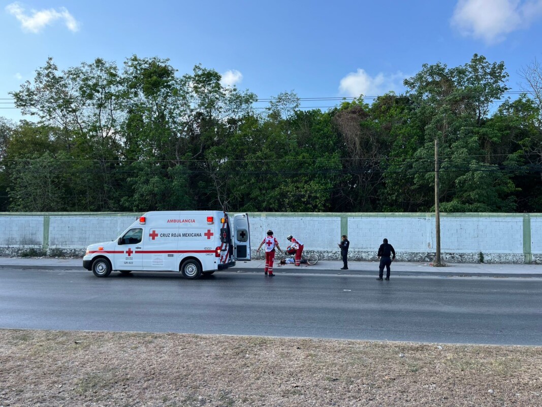 Ejecutan a sujeto frente a la Guarnición Militar en Cancún; la víctima, quien iba en una bicicleta, fue interceptado por motosicarios que le dispararon a quemarropa.