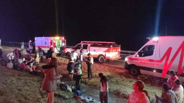 Deja 31 heridos la volcadura de un autobús en la autopista México-Guadalajara