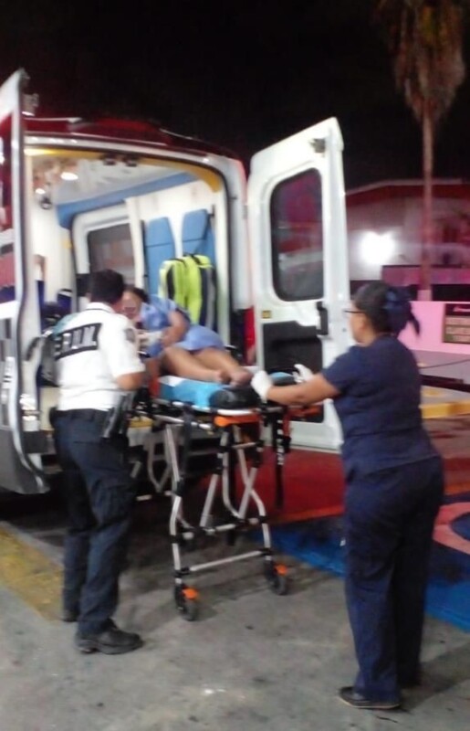Da a luz en el baño de una gasolinería en Cancún; el parto fue atendido por paramédicos del ERUM de la Policía de Cancún.