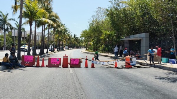 Bloquean ‘Madres Buscadoras de Quintana Roo’ el acceso a la Zona Hotelera de Cancún