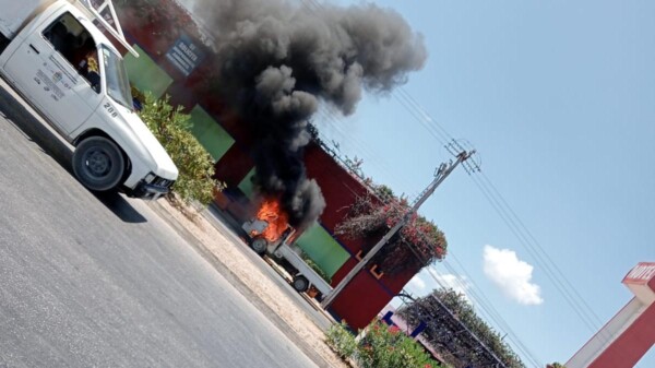 Arde vehículo por falla mecánica en la López Portillo (VIDEO)