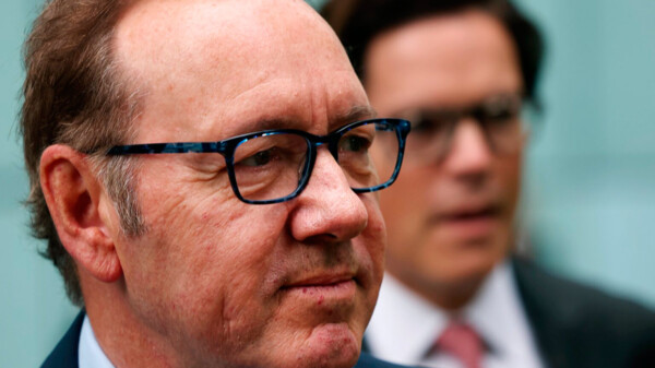 Kevin Spacey niega acusaciones de comportamiento inapropiado