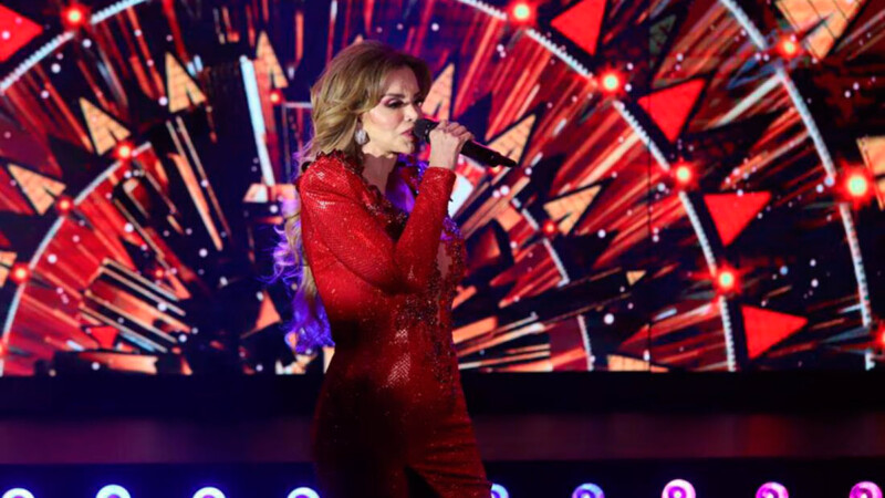 Lucía Méndez sufre caída durante su show en "Vedette"