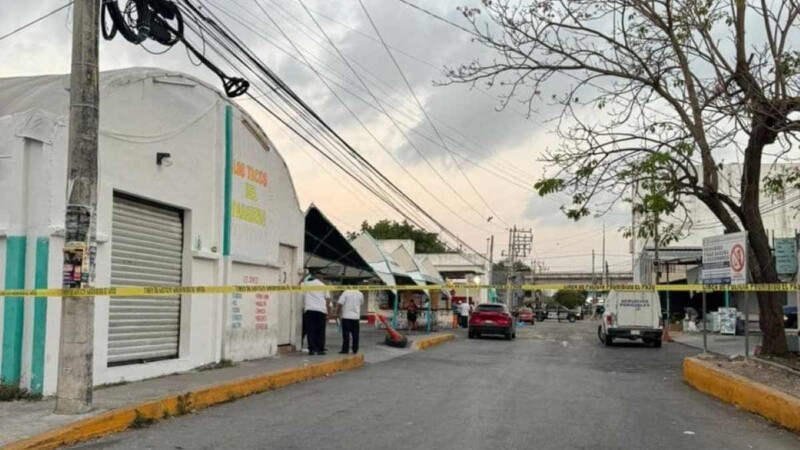 Asesinan a mujer en la terminal foránea de van en Playa del Carmen