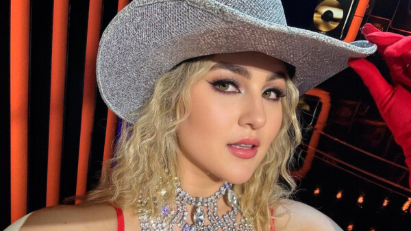 Melenie sorprende al perrear frente a su padre