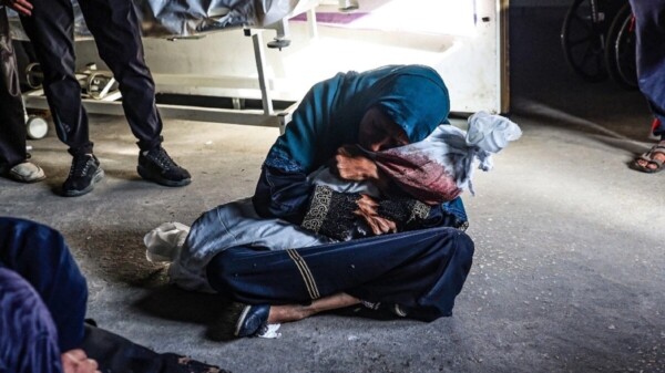 Bombardea Israel a Rafah y un campamento con mujeres y niños