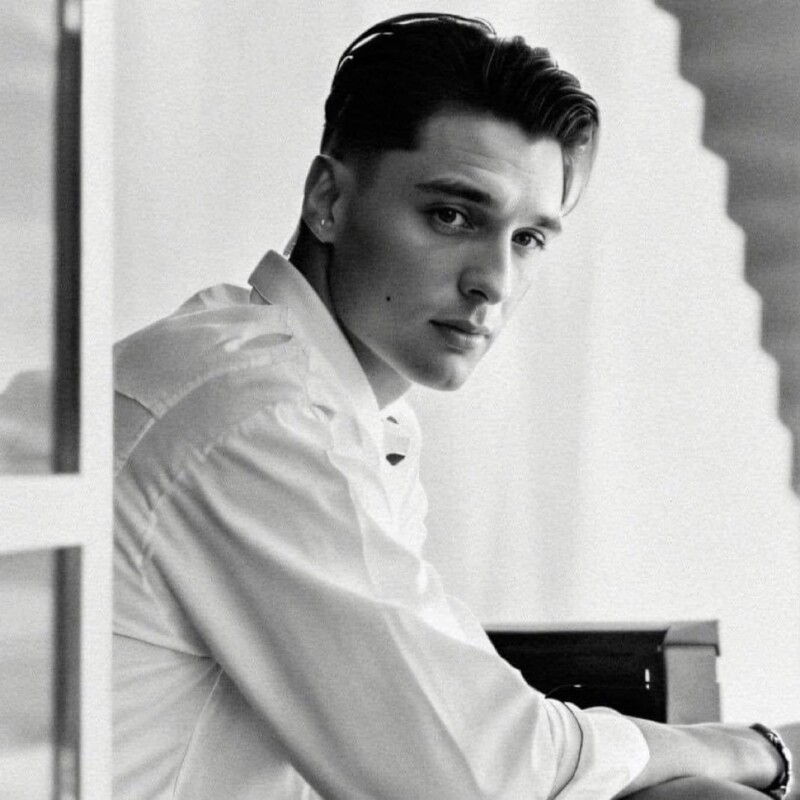 Peso Pluma sorprende con nuevo corte de cabello