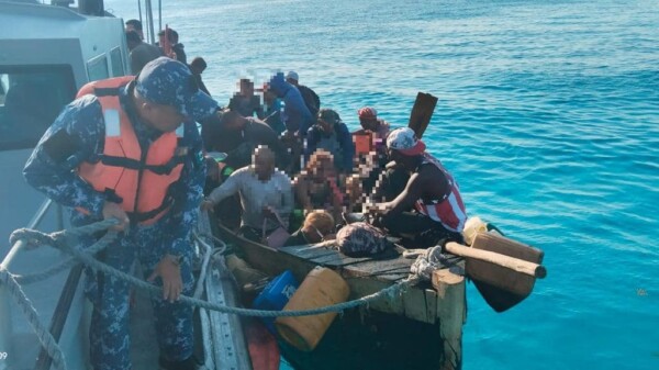 Rescatan a 51 balseros frente a las costas de Isla Mujeres