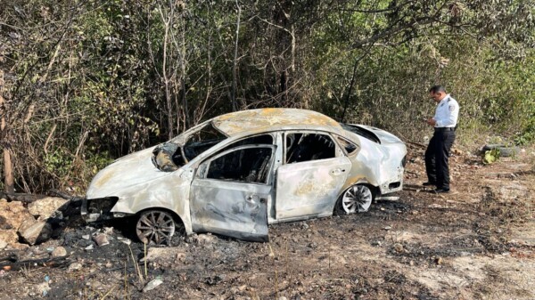 Se incendia un vehículo en la avenida Lak’in de Cancún