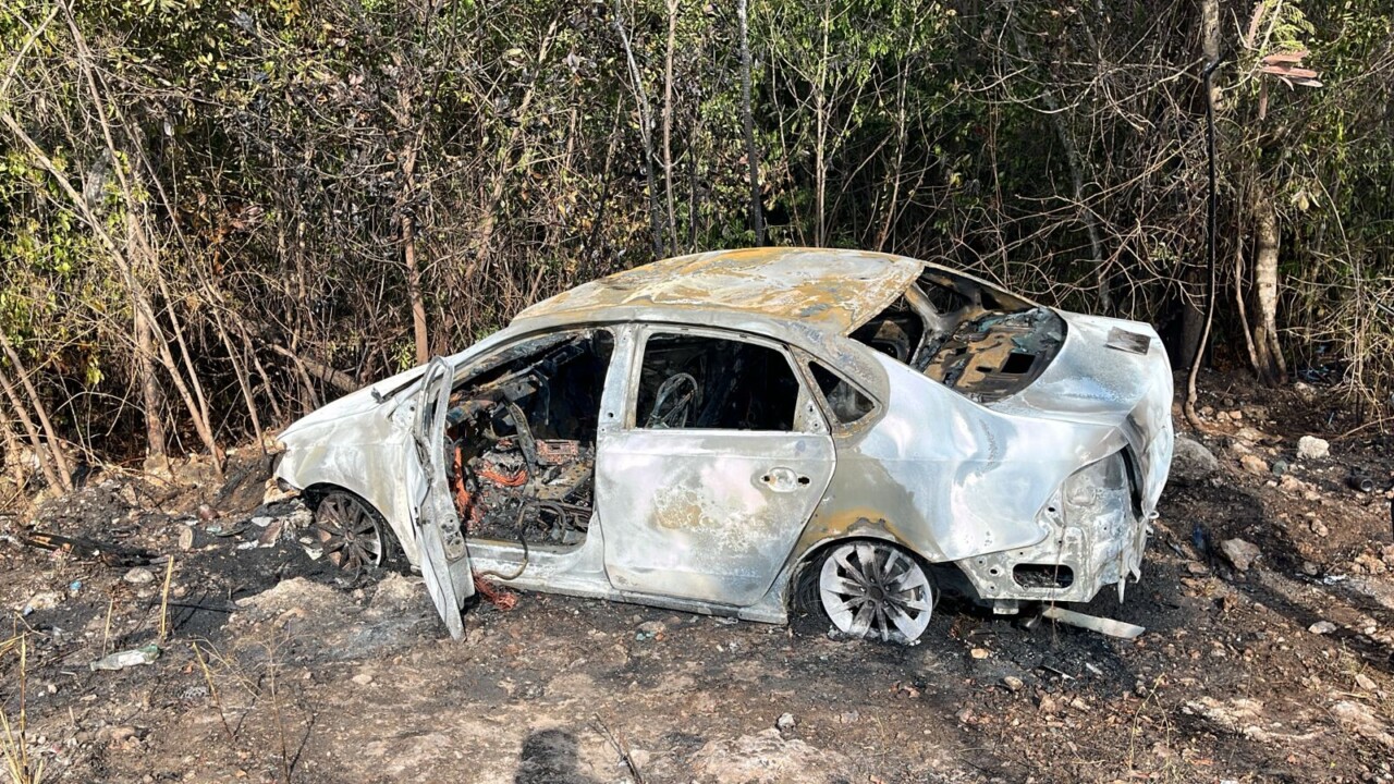 Se incendia un vehículo en la avenida Lak’in de Cancún; un Volkswagen Vento fue hallado abandonado en la zona de Paseos del Mar.