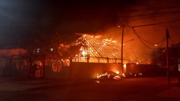 Se quema una palapa para eventos en la Región 238 de Cancún