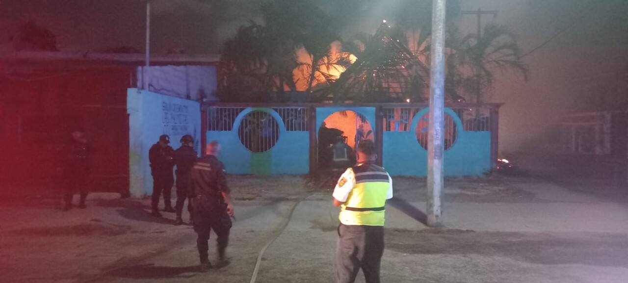 Se quema una palapa para eventos en la Región 238 de Cancún; solamente hubo pérdidas materiales y se brindó atención a dos personas en el lugar.