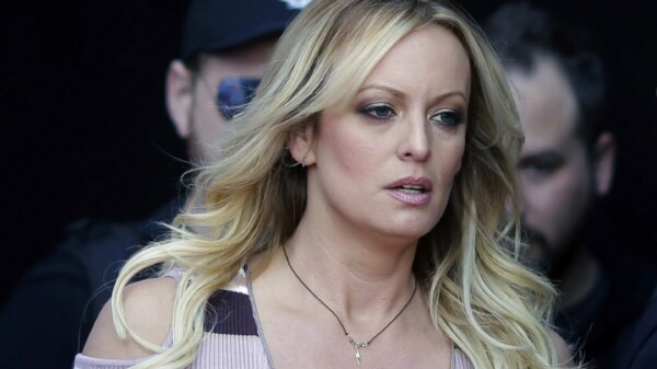 Stormy Daniels sube al estrado en juicio a Trump