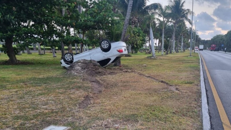 Vuelca conductor en la Zona Hotelera de Cancún