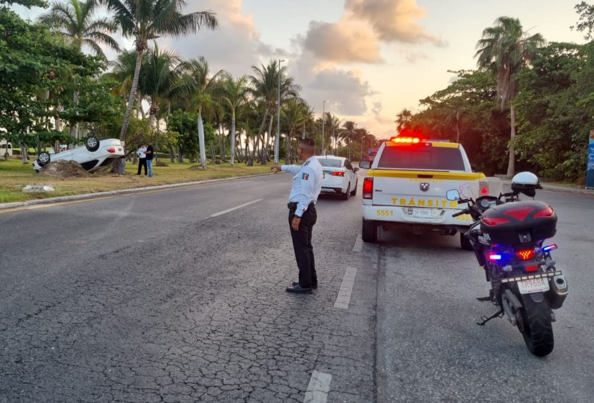 Vuelca conductor en la Zona Hotelera de Cancún; una persona resultó lesionada tras el accidente a la altura del hotel Iberostar.