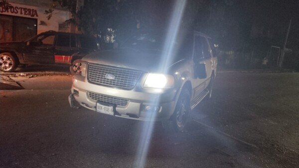 Vehículo vuelca tras colisionar con auto estacionado en la Av. Talleres de Cancún