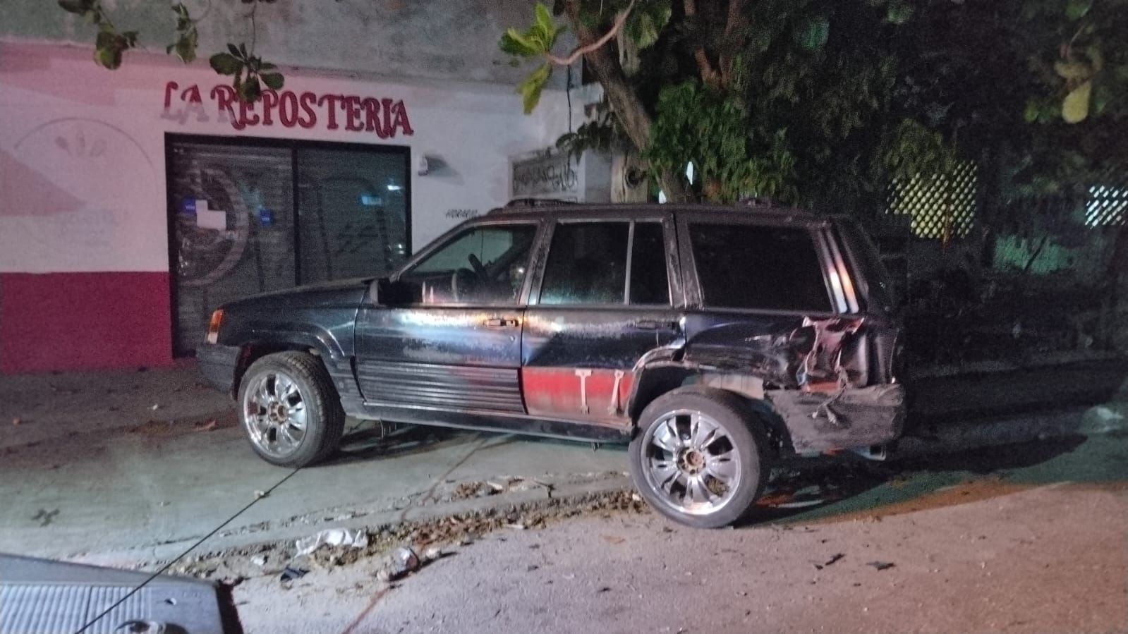 Vehículo vuelca tras colisionar con auto estacionado en la Av. Talleres de Cancún