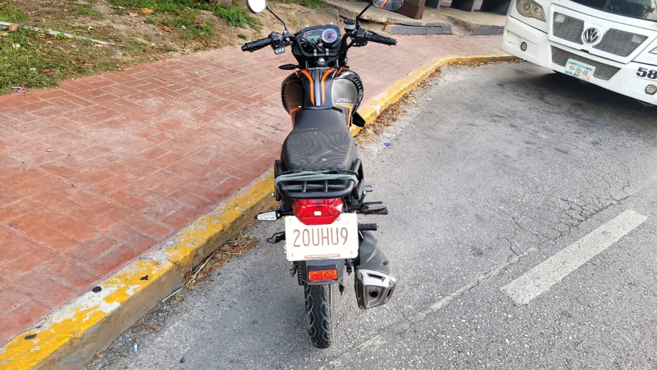 Choca motociclista contra un autobús en la Zona Hotelera de Cancún; el conductor del camión realizó una maniobra y provocó el accidente.