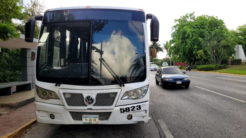 Choca motociclista contra un autobús en la Zona Hotelera de Cancún