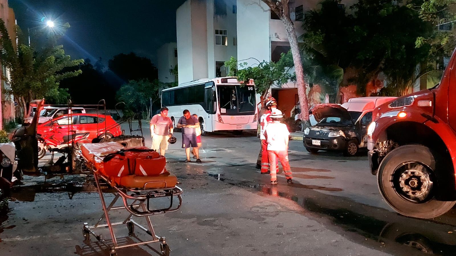 Incendio de mototaxi en Kusamil deja daños colaterales; versiones señalan que podría tratarse de un tema de extorsión e incluso no se descartó el narcomenudeo.