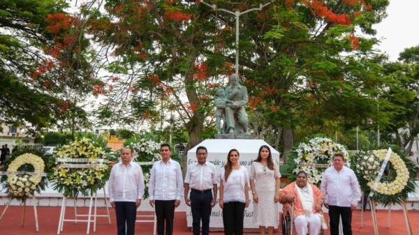 Ofrenda floral y guardia de honor en el Parque al Maestro, en Chetumal