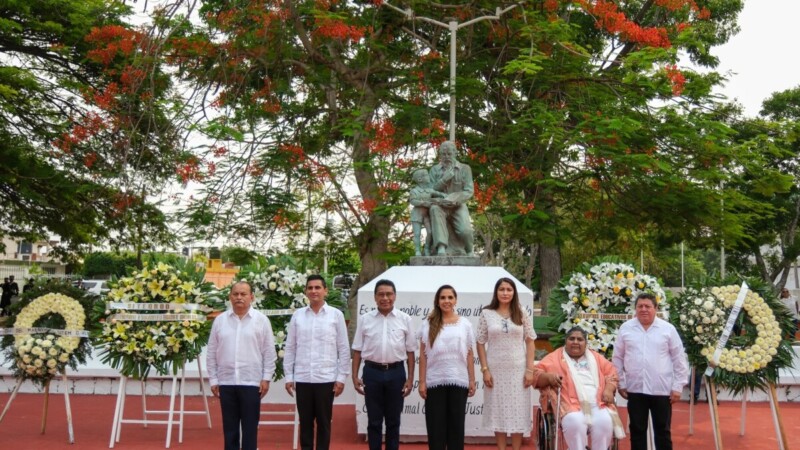 Ofrenda floral y guardia de honor en el Parque al Maestro, en Chetumal