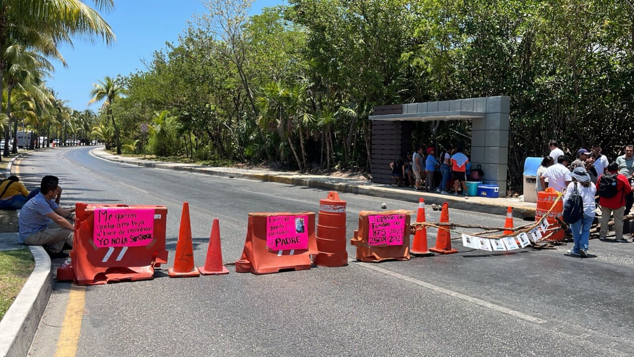 Bloquean ‘Madres Buscadoras de Quintana Roo’ el acceso a la Zona Hotelera de Cancún; demandan la remoción de una fiscal de delitos sexuales de la FGE.