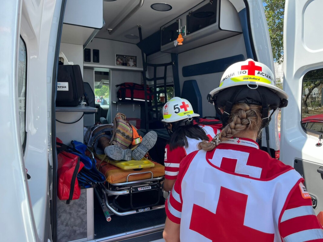 Embisten a ciclista en la avenida Kabah, en la Región 225 de Cancún; hombre de la tercera edad sufre lesiones graves por el impacto de un Aveo.